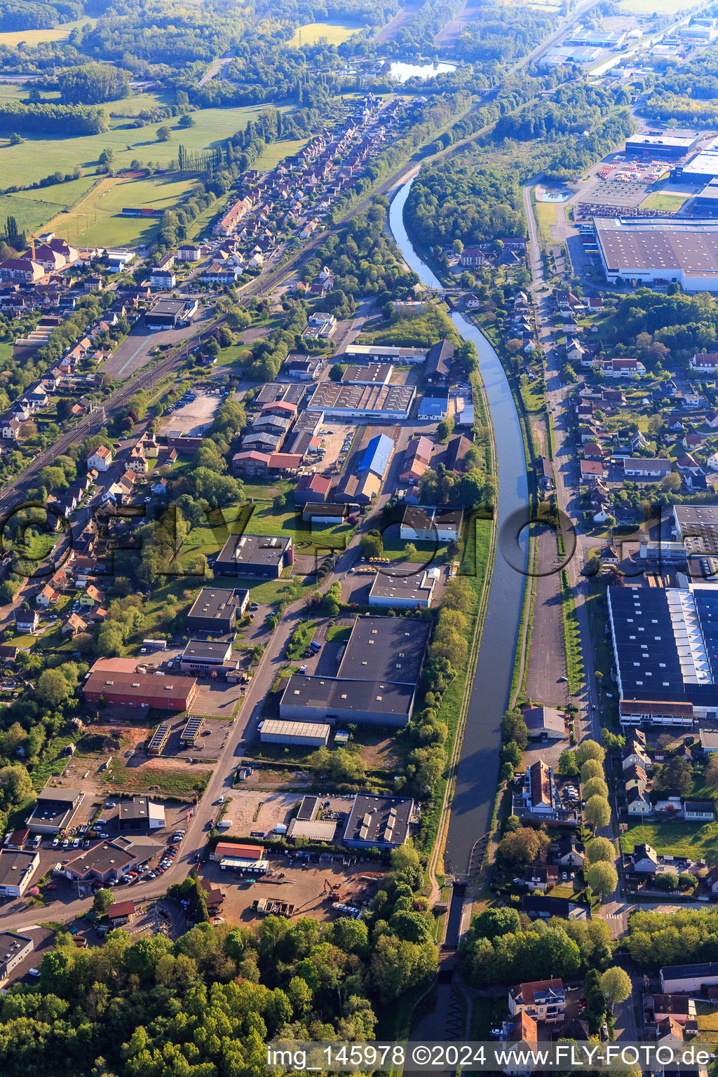 Vue aérienne de Parcours du canal de la Marne au Rhin (canal allemand Rhin-Marne) dans la zone industrielle à Monswiller dans le département Bas Rhin, France