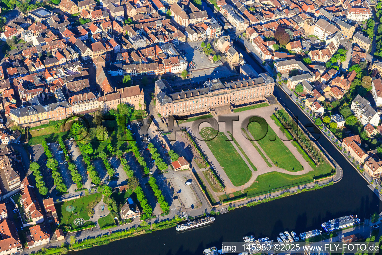 Château et parc Château des Rohan au port Port de Saverne à Saverne dans le département Bas Rhin, France d'en haut