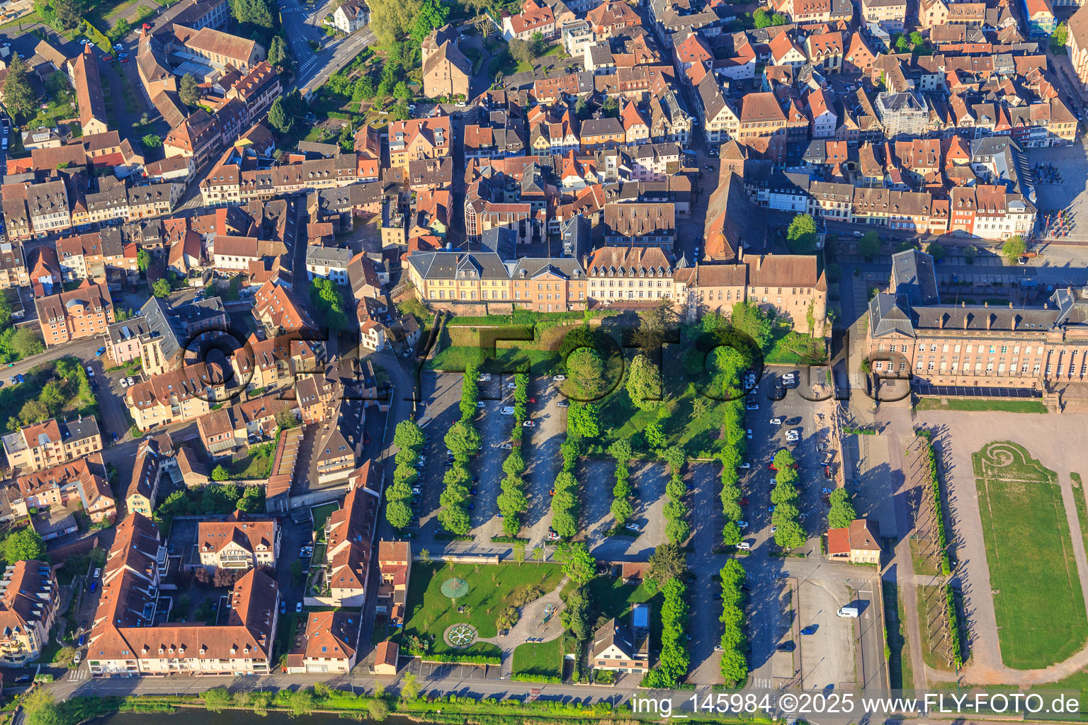 Vue aérienne de Château et parc du Château des Rohan à Saverne dans le département Bas Rhin, France