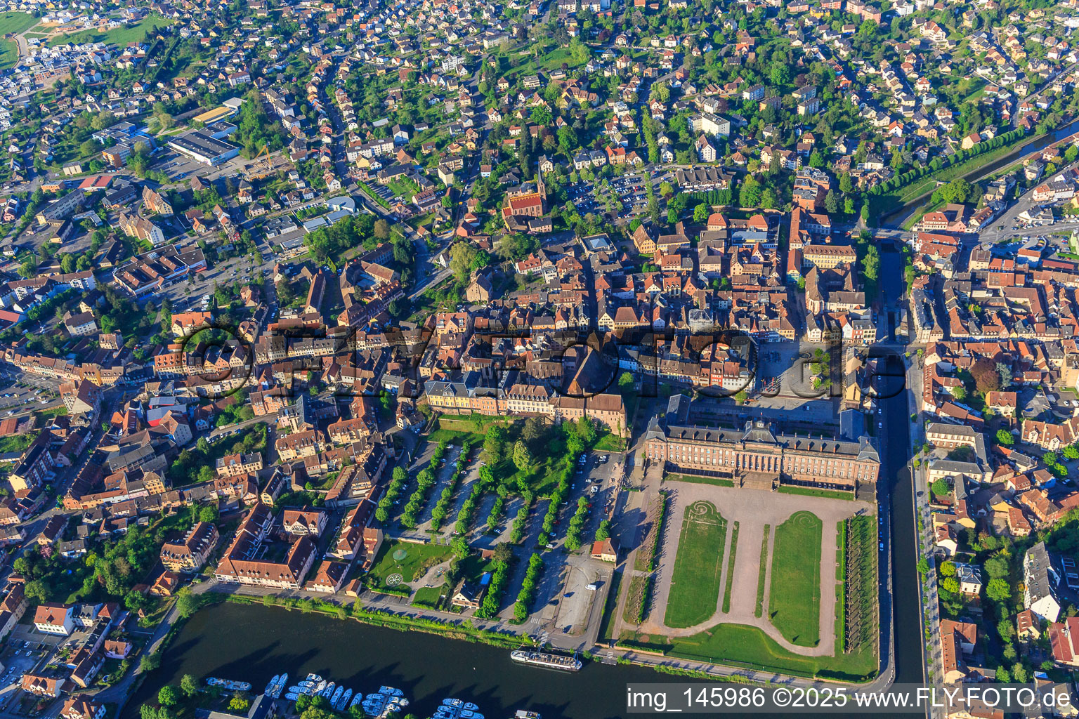 Vue aérienne de Vue de la ville avec le château et le parc Château des Rohan au port Port de Saverne depuis le nord-est à Saverne dans le département Bas Rhin, France