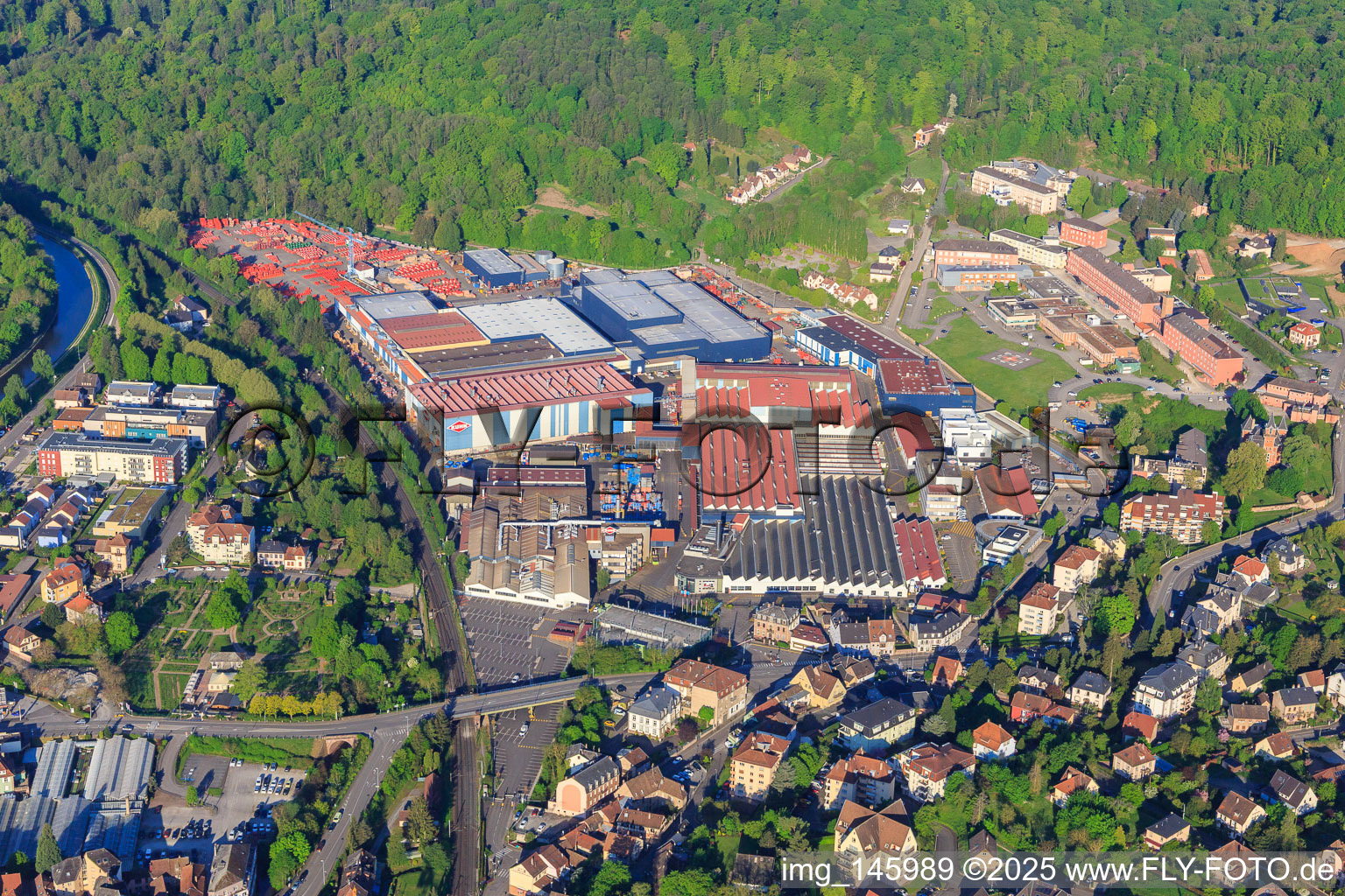 Vue aérienne de Site de production KUHN SAS à Saverne dans le département Bas Rhin, France