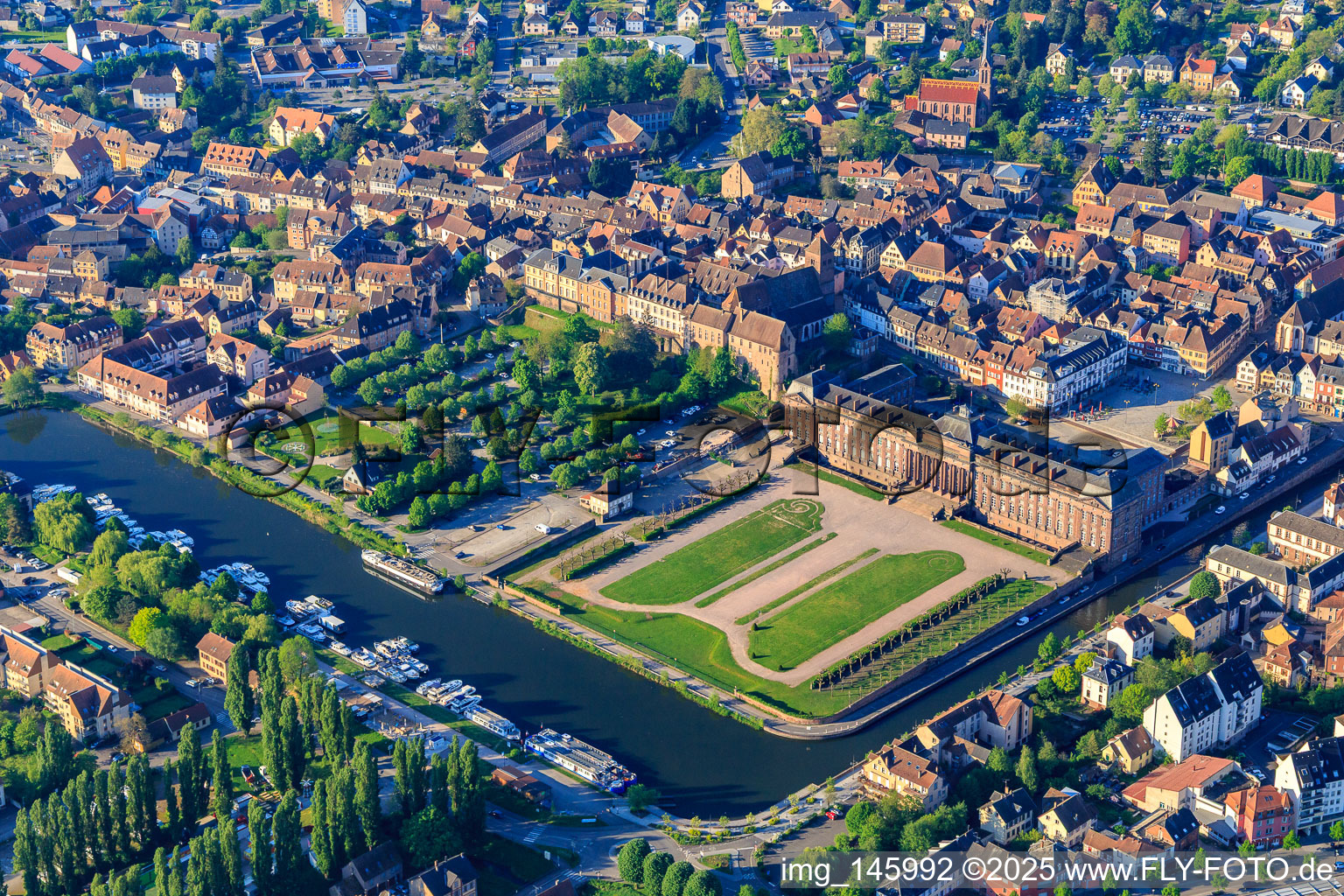 Vue aérienne de Château et parc Château des Rohan au port Port de Saverne vu du nord à Saverne dans le département Bas Rhin, France