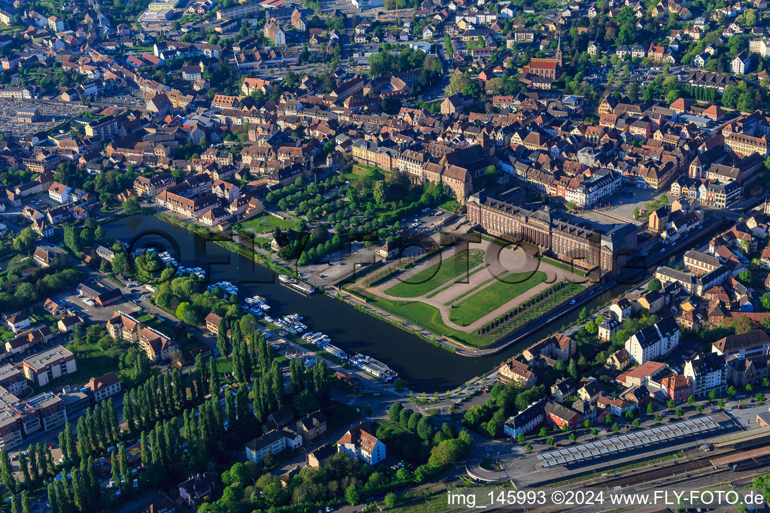 Vue aérienne de Château et parc Château des Rohan au port Port de Saverne vu du nord à Saverne dans le département Bas Rhin, France