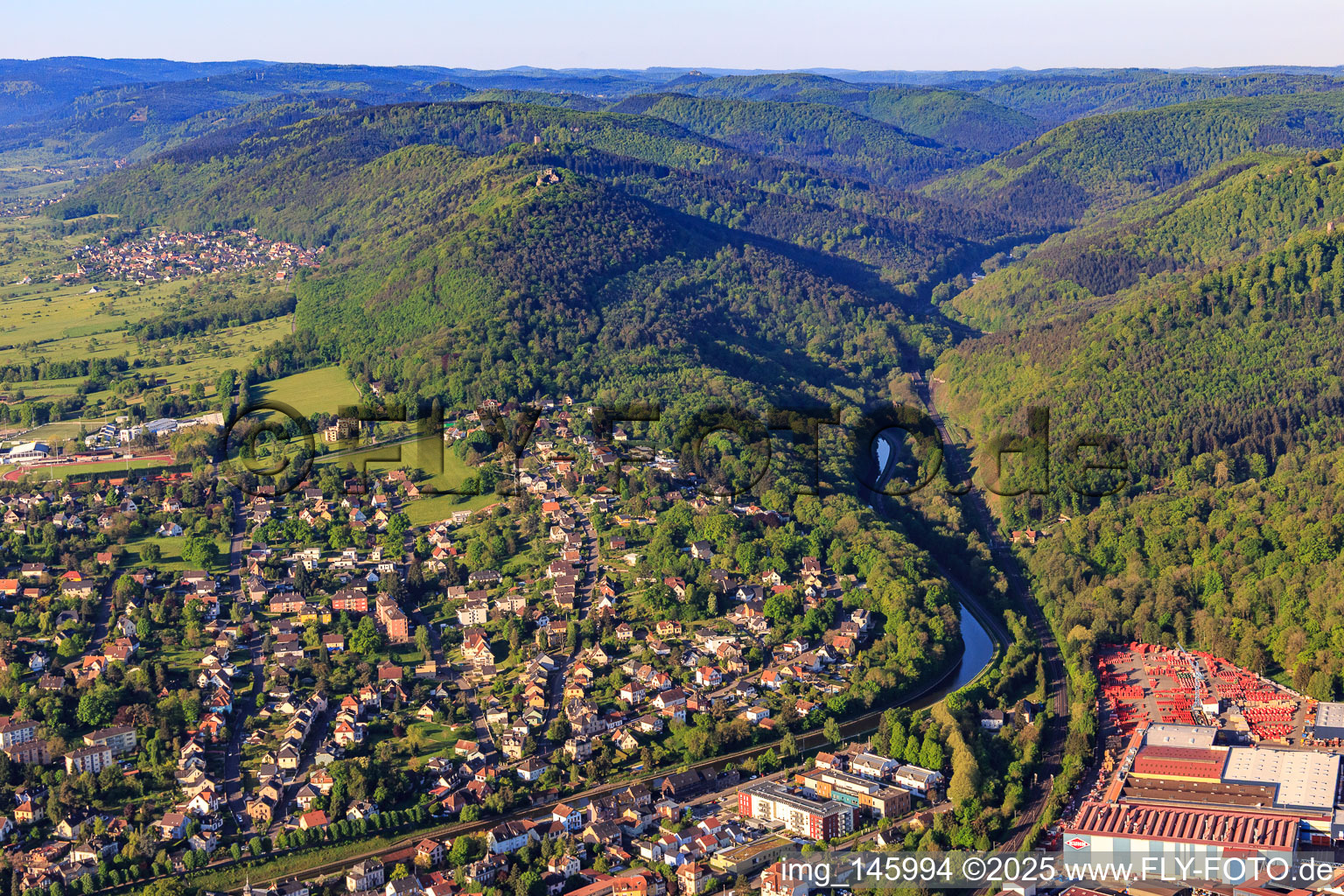 Vue aérienne de Parcours du canal de la Marne au Rhin (en allemand : canal Rhin-Marne) dans la vallée de la Zorn à Saverne dans le département Bas Rhin, France