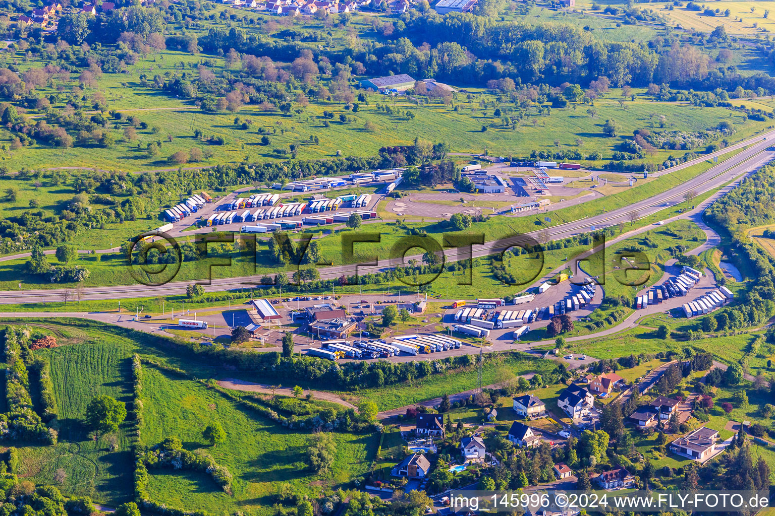 Vue aérienne de Aire de Saverne zone d'autoroute Eckartswiller sur l'A4 en provenance du sud à Eckartswiller dans le département Bas Rhin, France