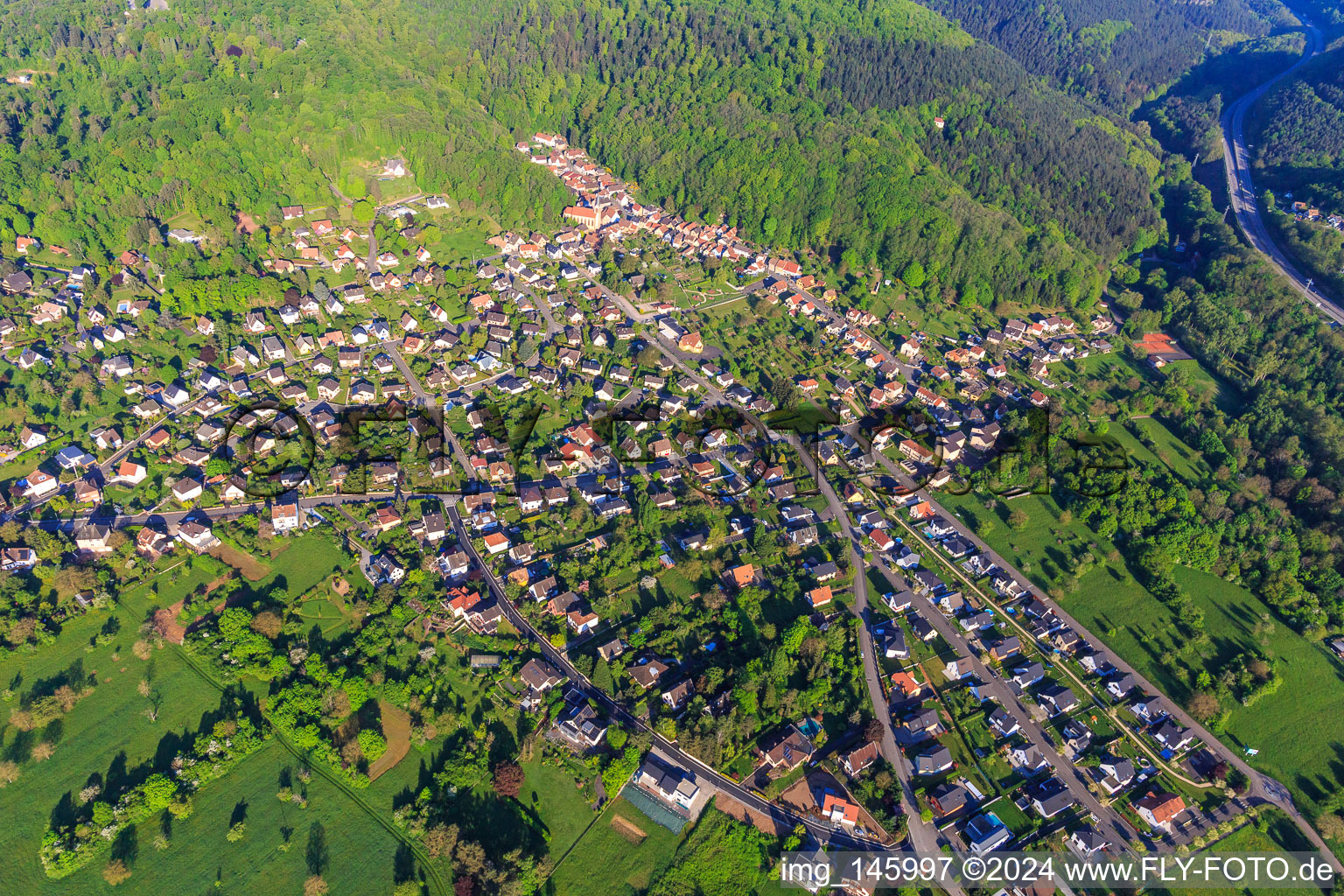 Vue aérienne de Vue du village en bordure des Vosges du Nord depuis le sud-est à Ottersthal dans le département Bas Rhin, France