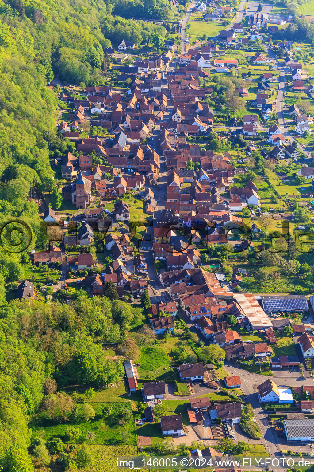 Vue aérienne de Rue Principale vue du sud à Ernolsheim-lès-Saverne dans le département Bas Rhin, France