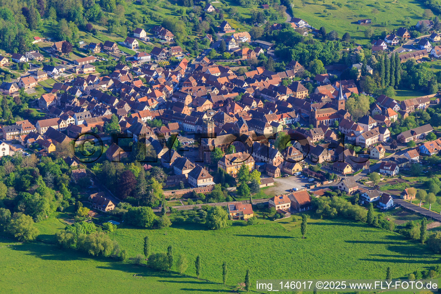 Vue aérienne de Vue de la ville avec l'Abbatiale Saint-Pierre-et-Saint-Paul et l'Association PATRIMOINE depuis le sud-est à Neuweiler dans le département Bas Rhin, France