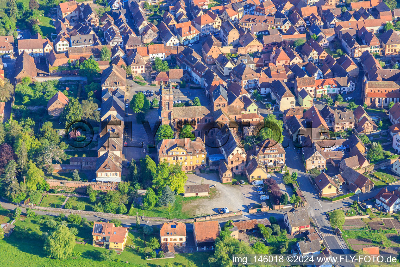 Vue aérienne de Abbatiale Saint-Pierre-et-Saint-Paul et Association PATRIMOINE à Neuweiler dans le département Bas Rhin, France