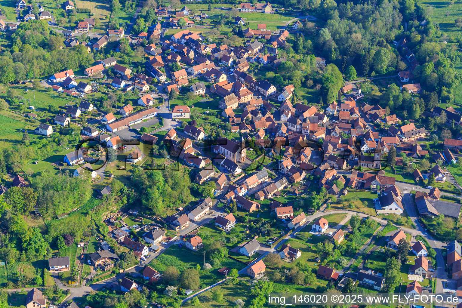 Vue aérienne de Vue du village au bord des Vosges du Nord depuis le sud à Weiterswiller dans le département Bas Rhin, France