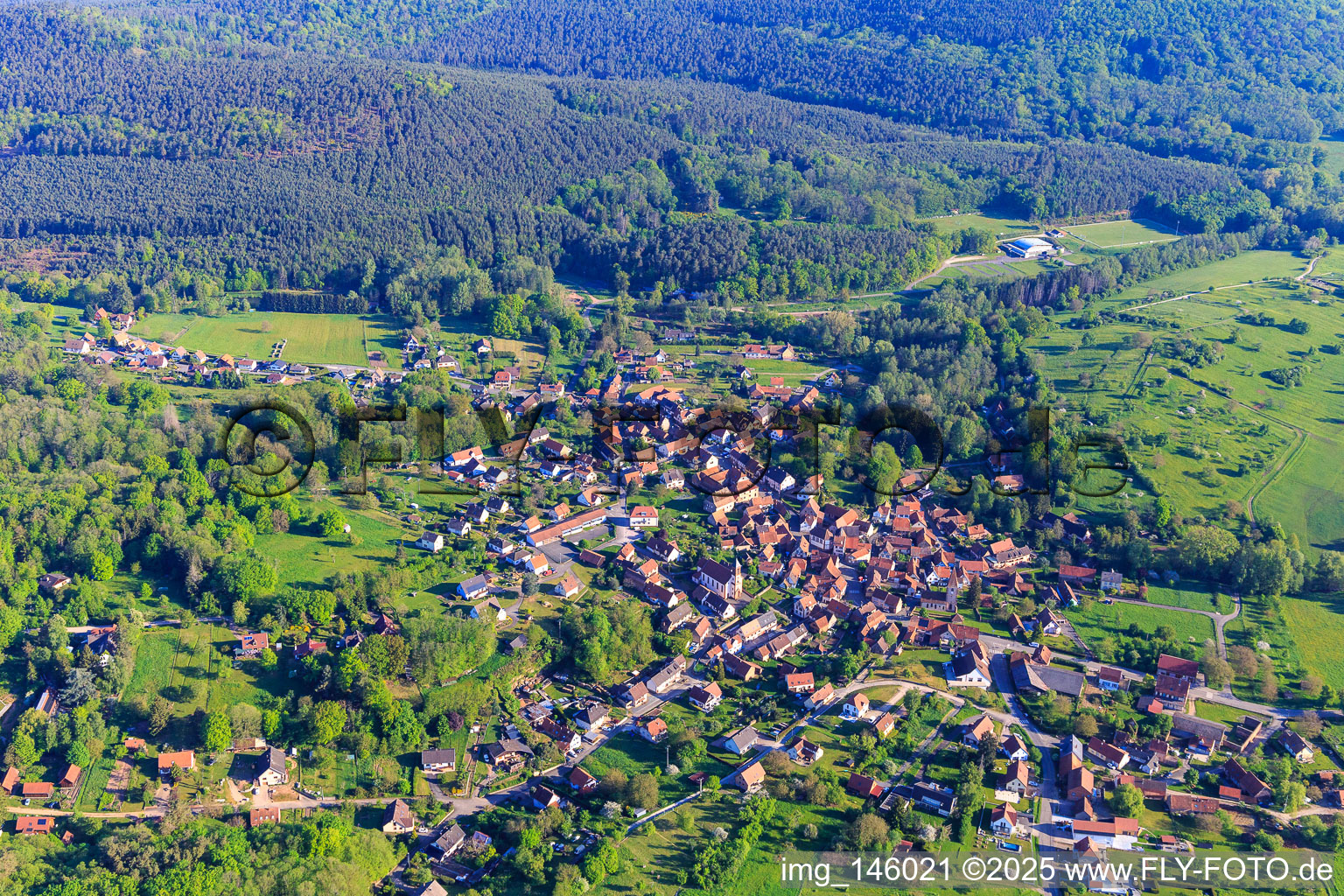 Vue aérienne de Vue du village au bord des Vosges du Nord depuis le sud à Weiterswiller dans le département Bas Rhin, France