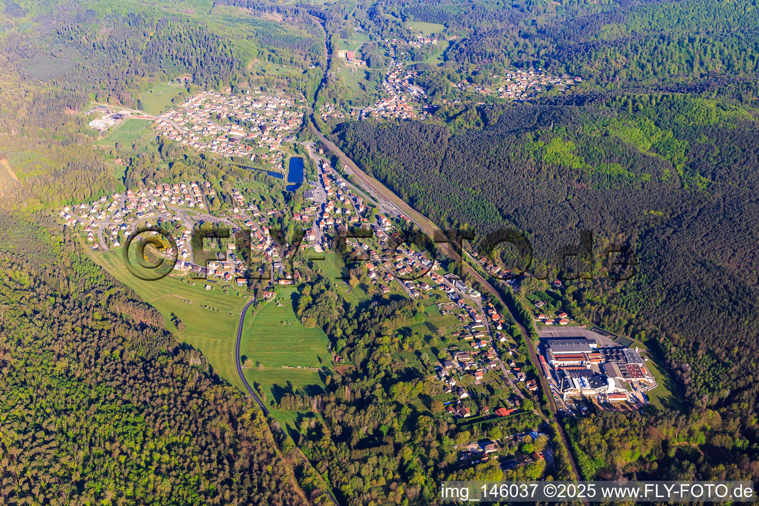 Vue aérienne de Vue de la vallée de la Moder avec Lalique SA depuis le sud à Wingen-sur-Moder dans le département Bas Rhin, France