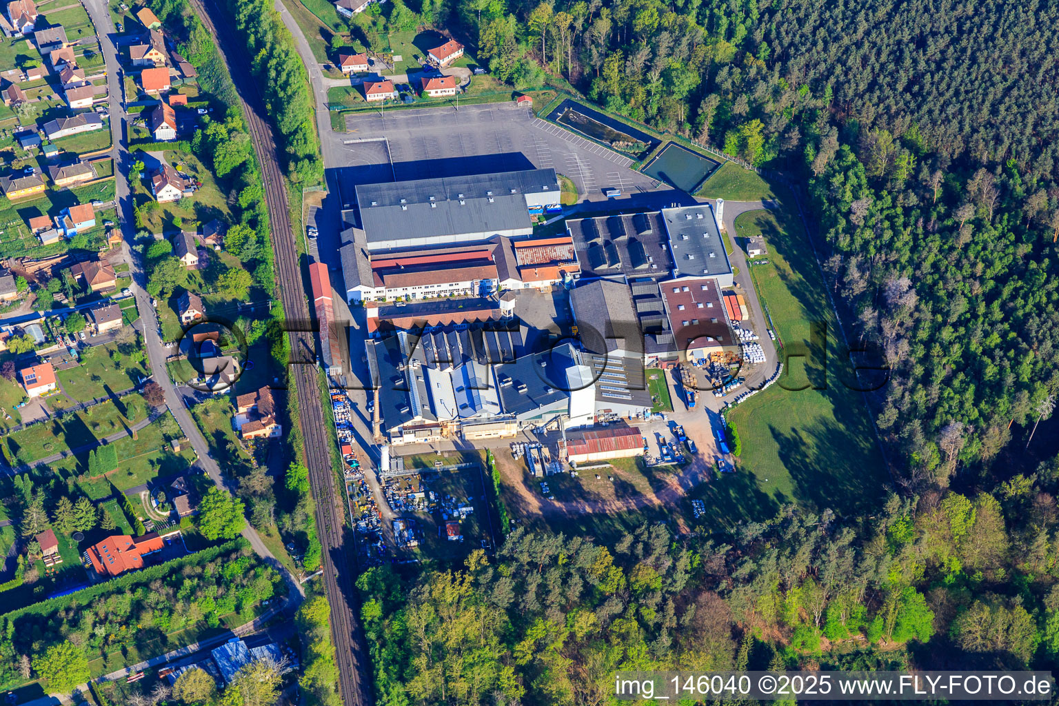 Vue aérienne de Cristallerie Lalique SA à Wingen-sur-Moder dans le département Bas Rhin, France