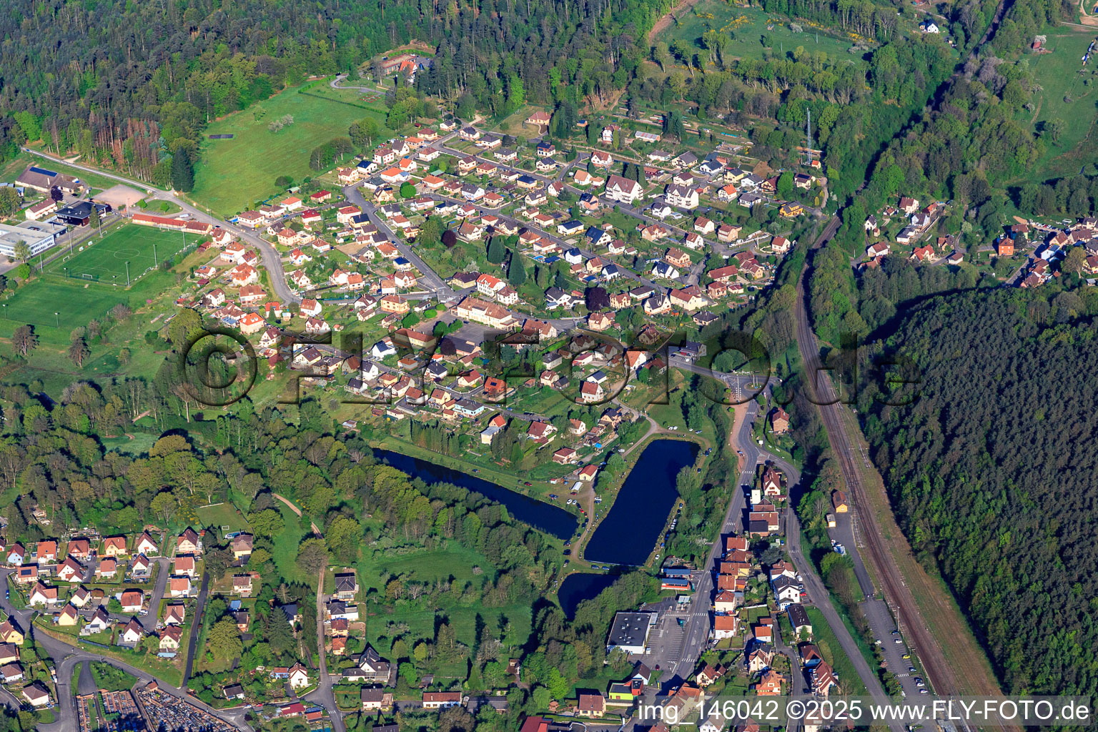 Vue aérienne de Vue de la vallée de la Moder depuis l'est à Wingen-sur-Moder dans le département Bas Rhin, France