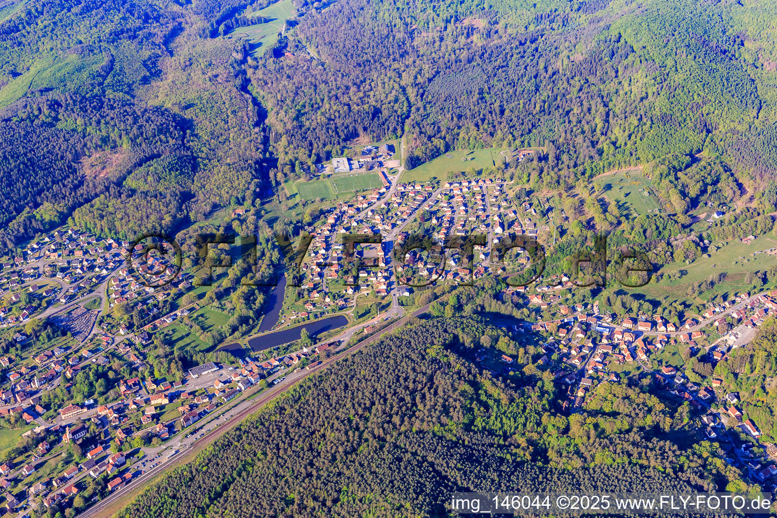 Vue aérienne de Vue de la vallée de la Moder depuis le nord à Wingen-sur-Moder dans le département Bas Rhin, France