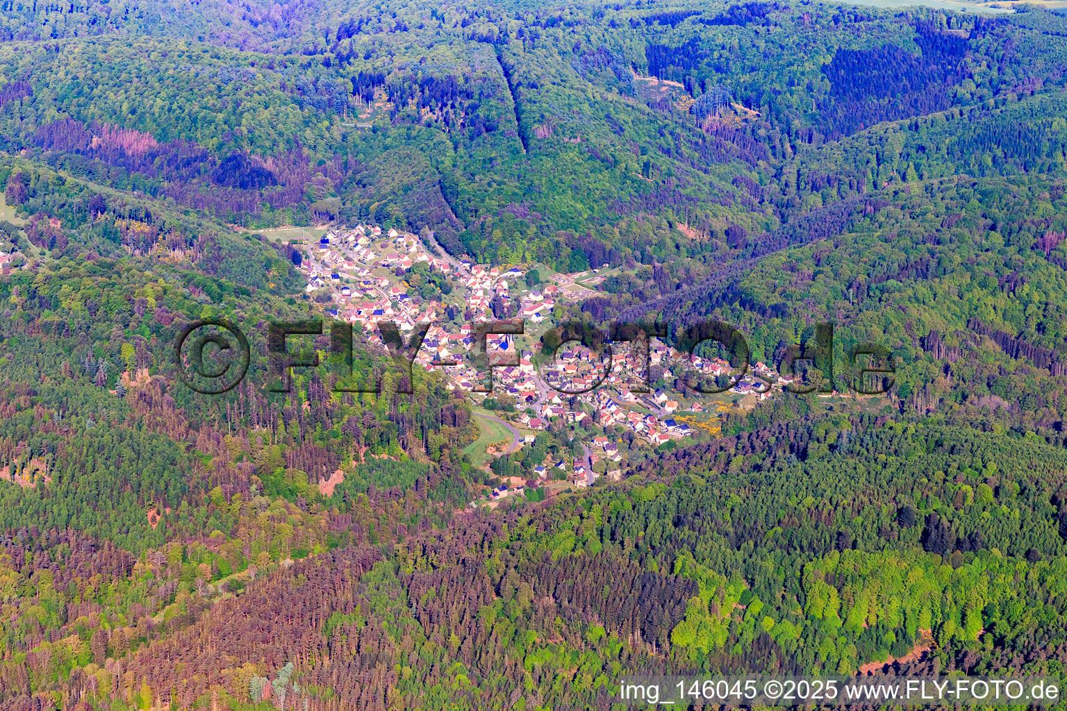 Vue aérienne de Vue du village des Vognes du Nord depuis l'est à Rosteig dans le département Bas Rhin, France