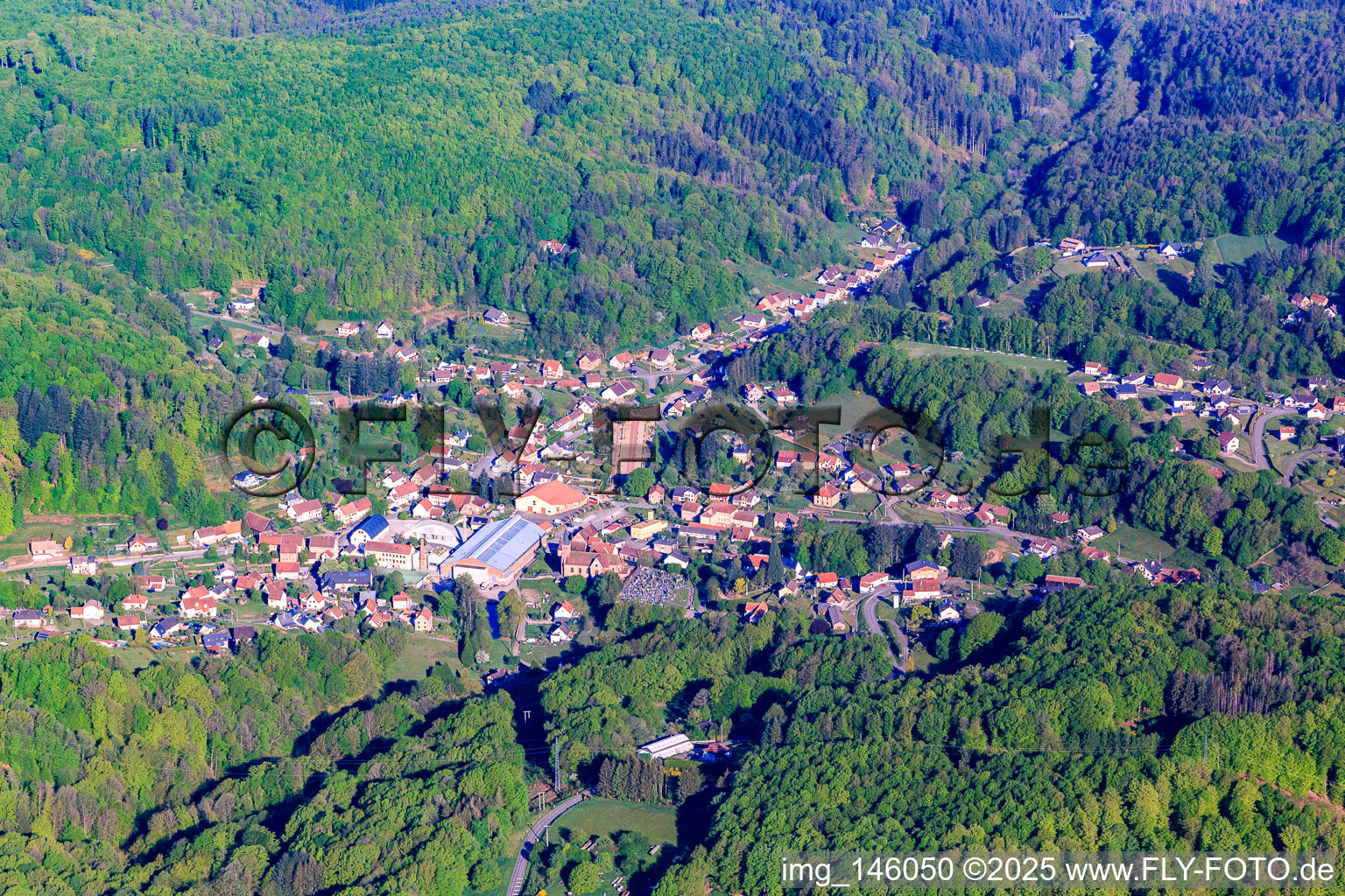 Vue aérienne de Vue matinale depuis le sud-est avec le théâtre de la Halle Verrière, Centre international d'art verrier à Meisenthal dans le département Moselle, France