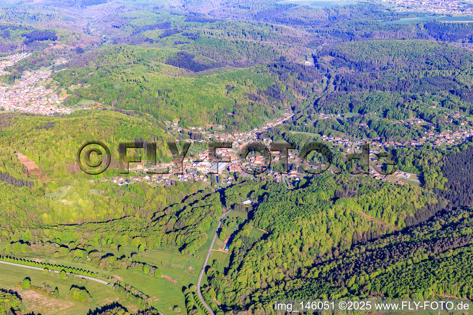 Vue aérienne de Vue d'ensemble des Vosges du Nord le matin depuis le sud-est à Meisenthal dans le département Moselle, France