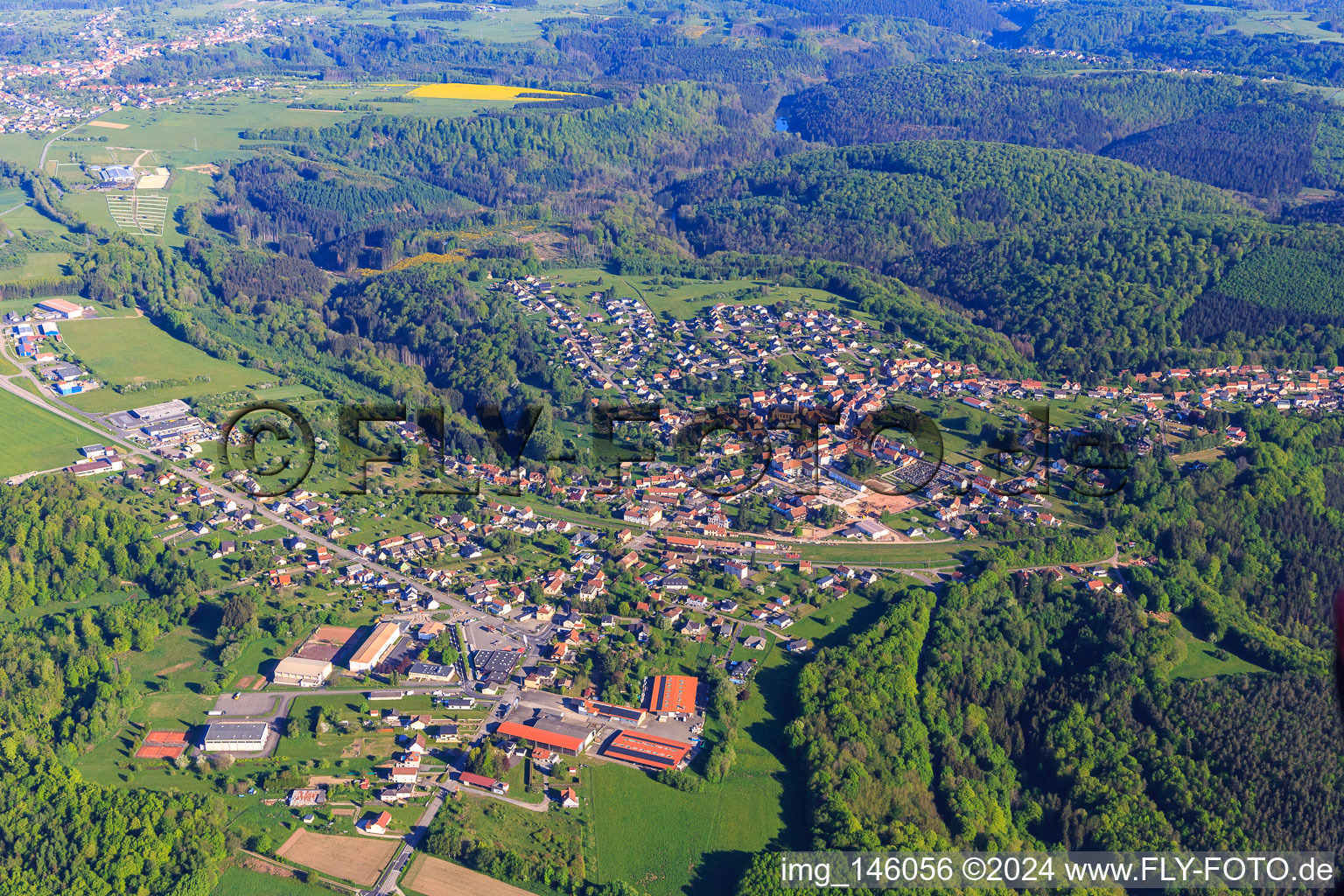 Vue aérienne de Vue d'ensemble des Vosges du Nord le matin depuis le sud-est à Lemberg dans le département Moselle, France