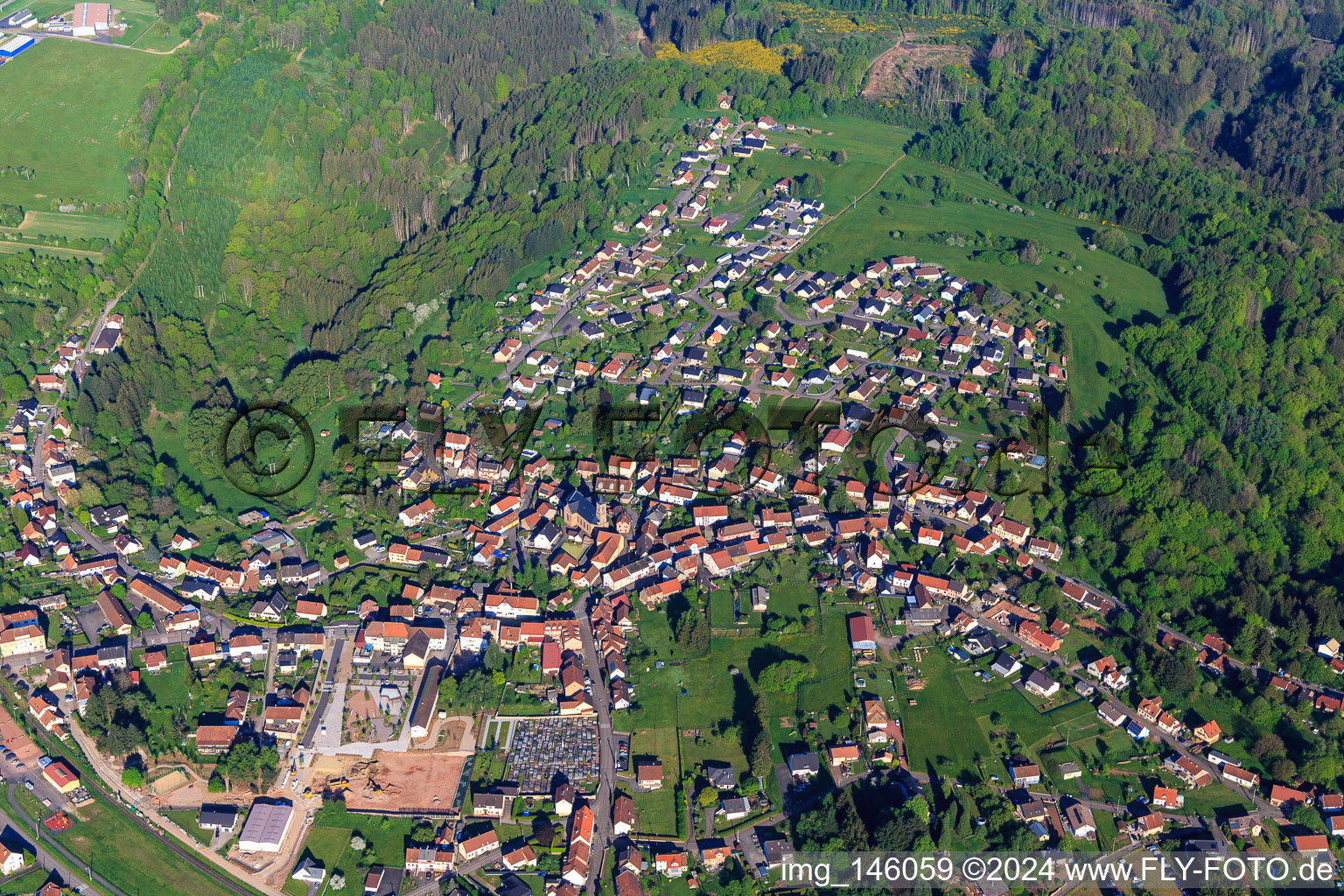 Vue aérienne de Vue d'ensemble des Vosges du Nord le matin depuis le sud-est à Lemberg dans le département Moselle, France