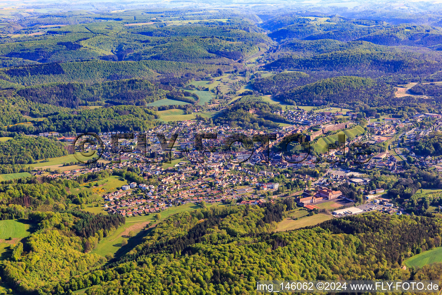 Vue aérienne de Vue d'ensemble des Vosges du Nord le matin depuis le sud à Bitsch dans le département Moselle, France