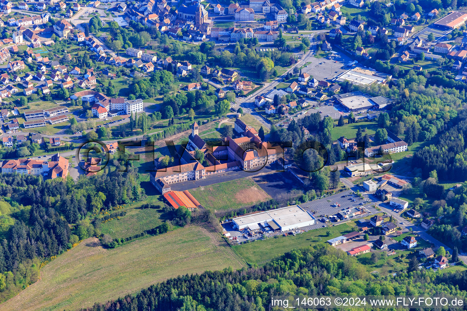 Vue aérienne de Lycée-Collège Saint-Augustin à Bitsch dans le département Moselle, France