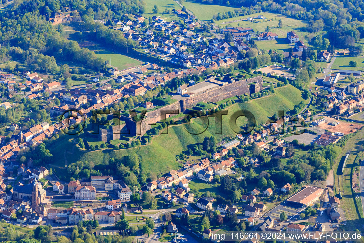 Vue aérienne de Citadelle de Bitsch à Bitsch dans le département Moselle, France