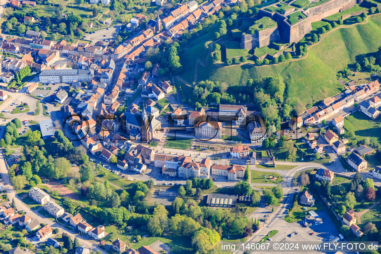 Vue aérienne de Centre-ville avec la mairie et l'église à Bitsch dans le département Moselle, France