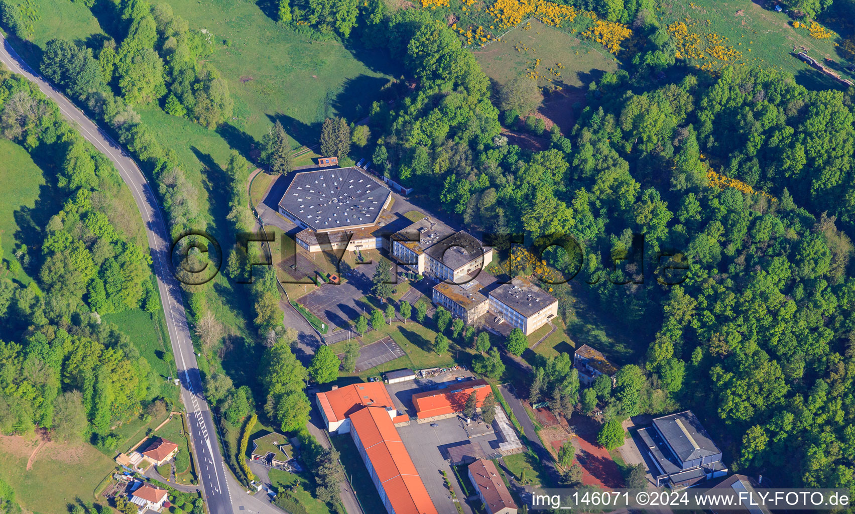 Vue aérienne de LPO TEYSSIER, site de la SEP et COSEC - Gymnase - BCPBitche à Bitsch dans le département Moselle, France