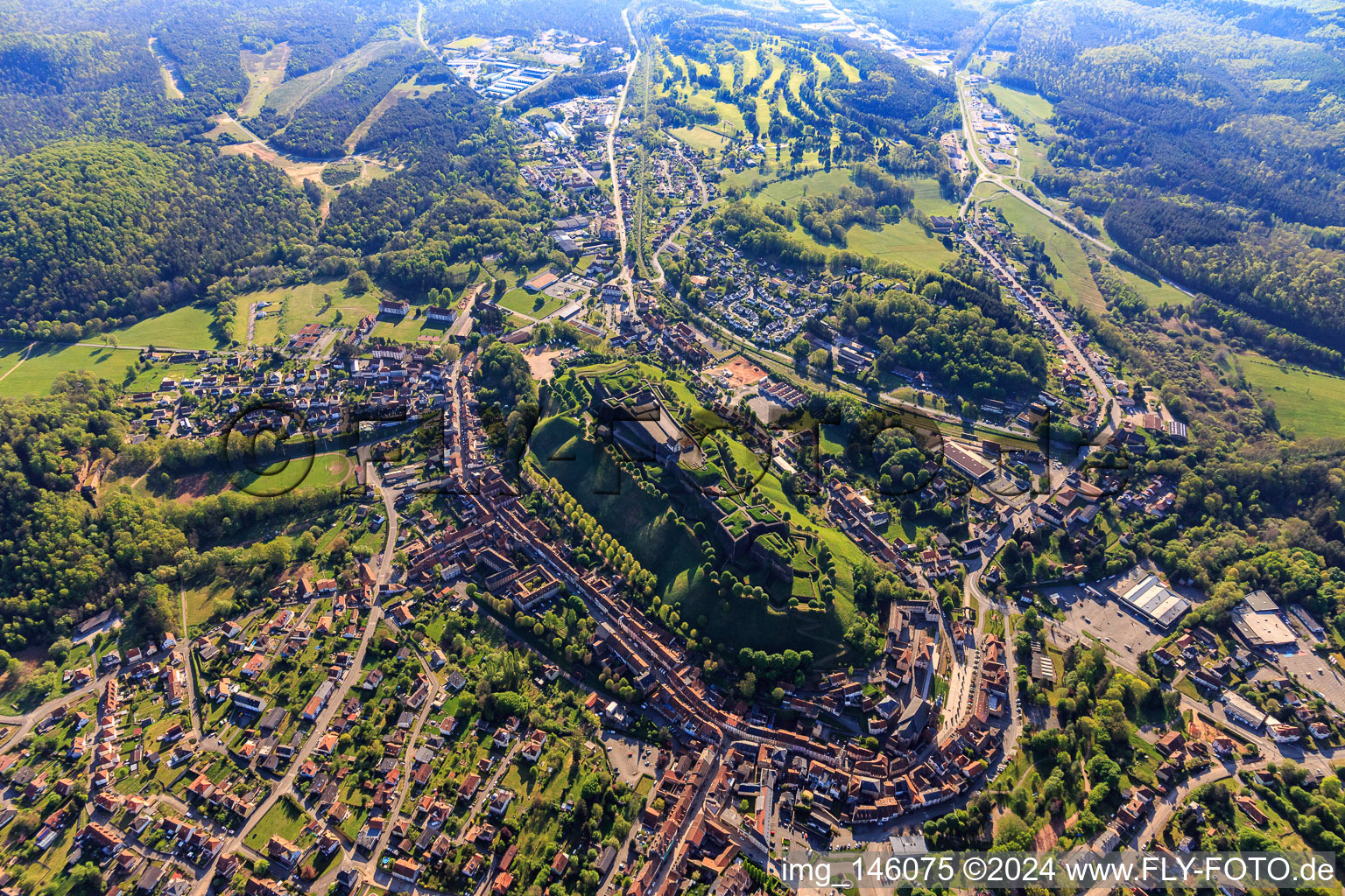 Vue aérienne de Vue de la citadelle de Bitsch depuis l'ouest à Bitsch dans le département Moselle, France