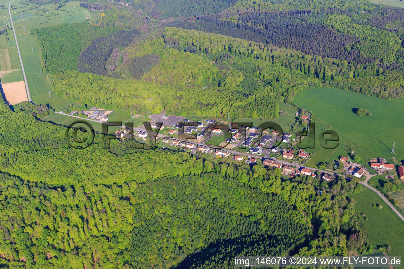 Vue aérienne de Vue du village avec parking à Ouvrage Simserhof à Siersthal dans le département Moselle, France