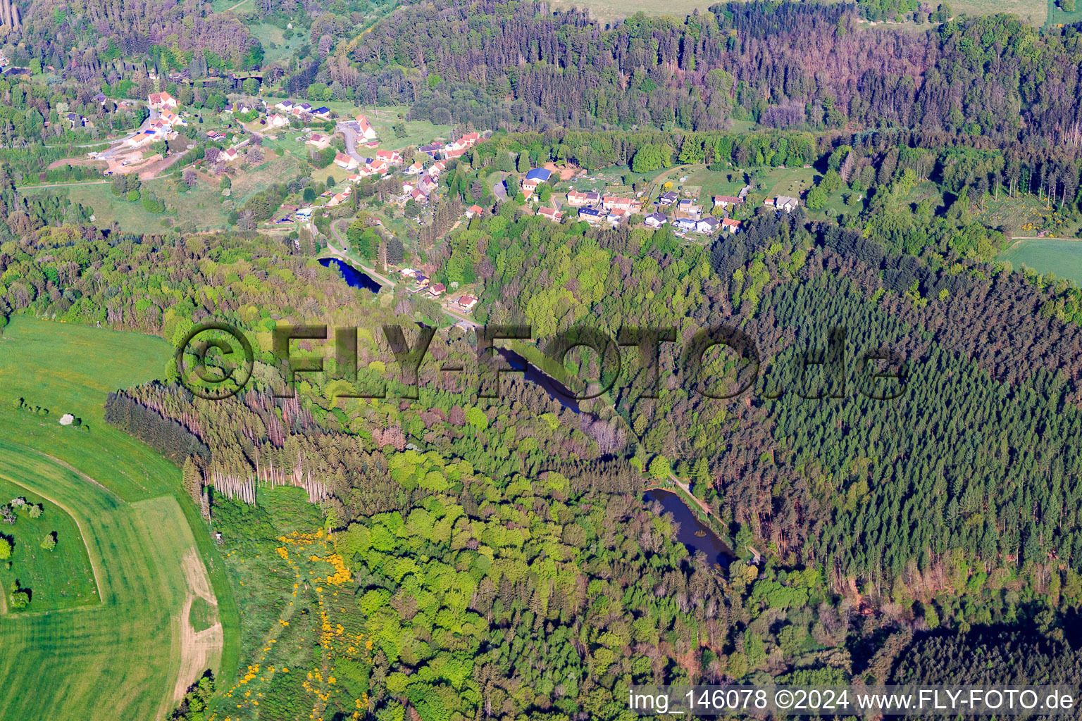 Vue aérienne de Quartier de Holbach vu de l'est à Siersthal dans le département Moselle, France