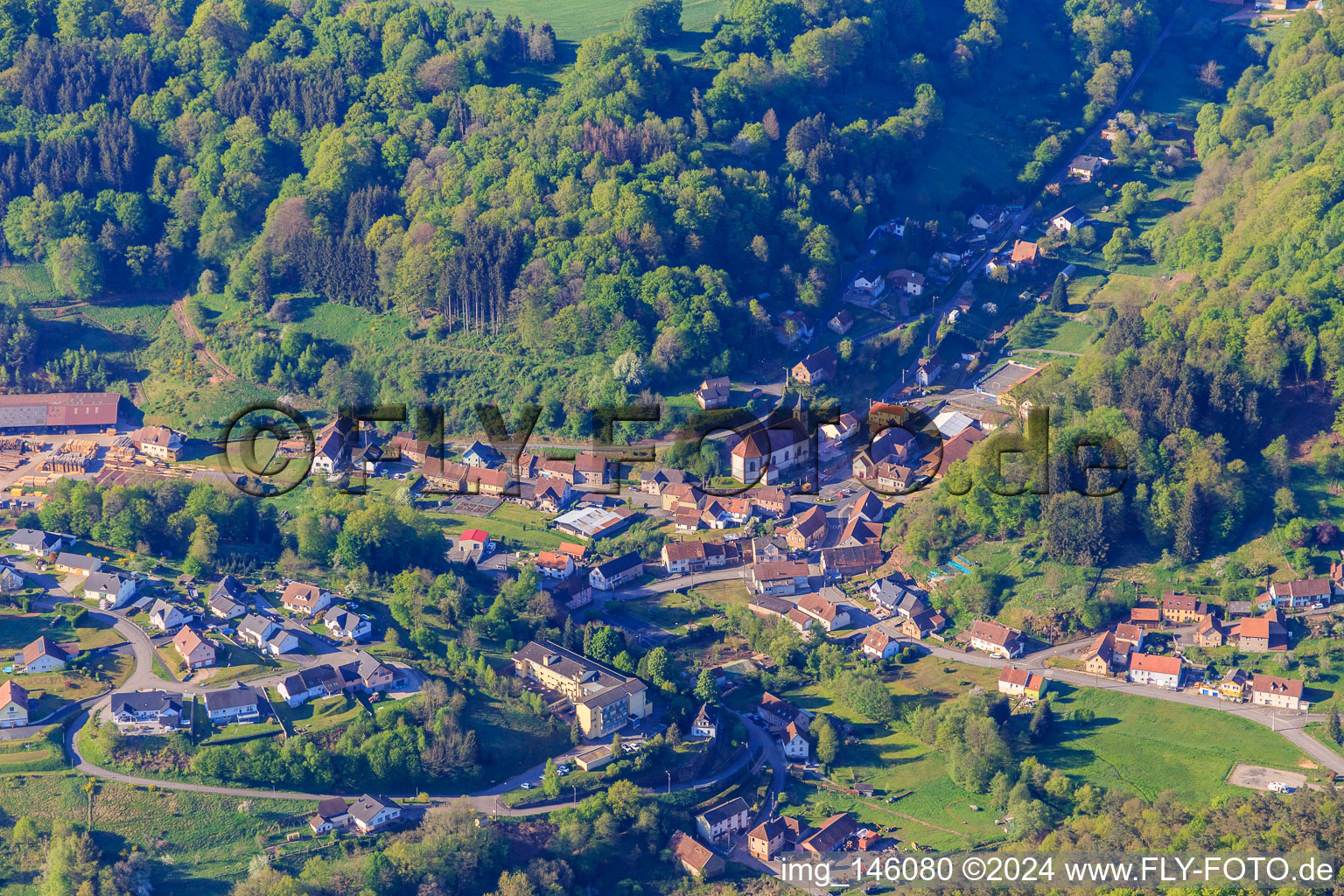 Vue aérienne de Vue du village depuis le nord-est à Siersthal dans le département Moselle, France