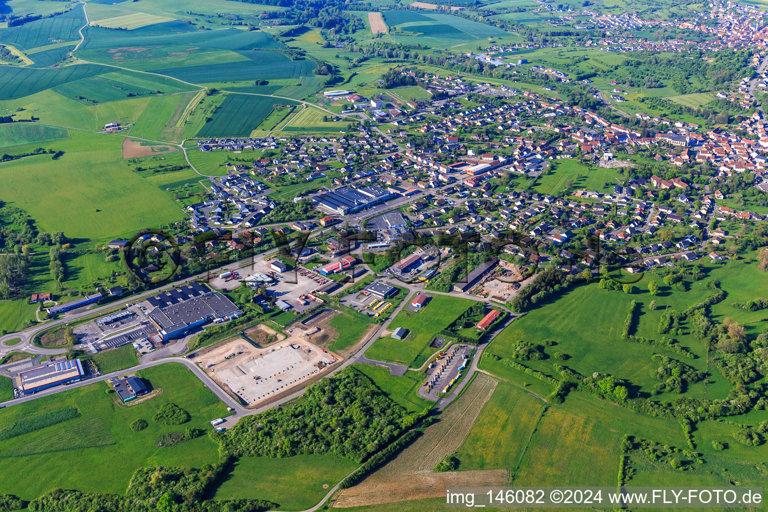 Vue aérienne de Vue matinale de la ville depuis le nord à Rohrbach-lès-Bitche dans le département Moselle, France