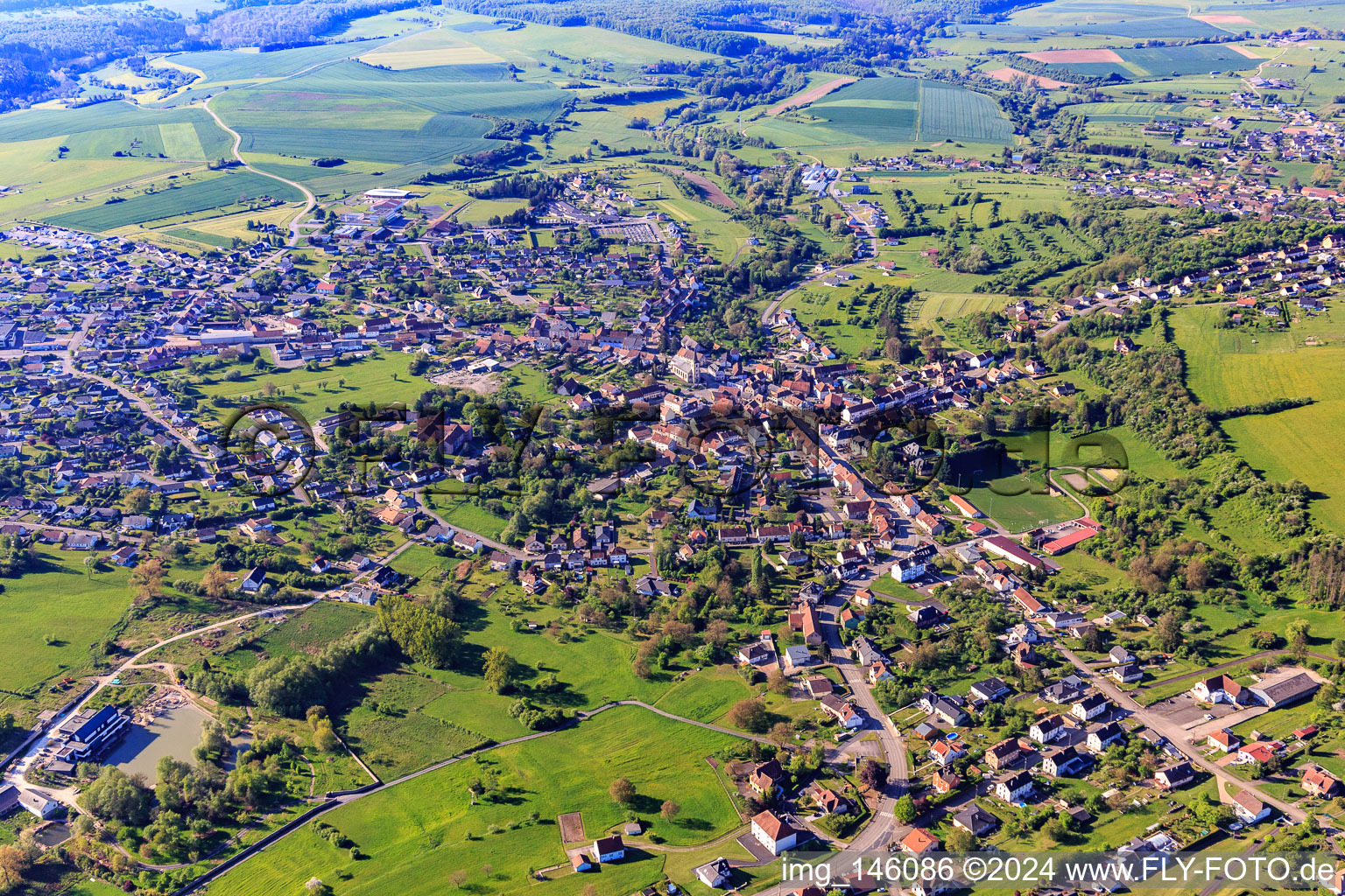 Vue aérienne de Vue matinale de la ville depuis le nord à Rohrbach-lès-Bitche dans le département Moselle, France