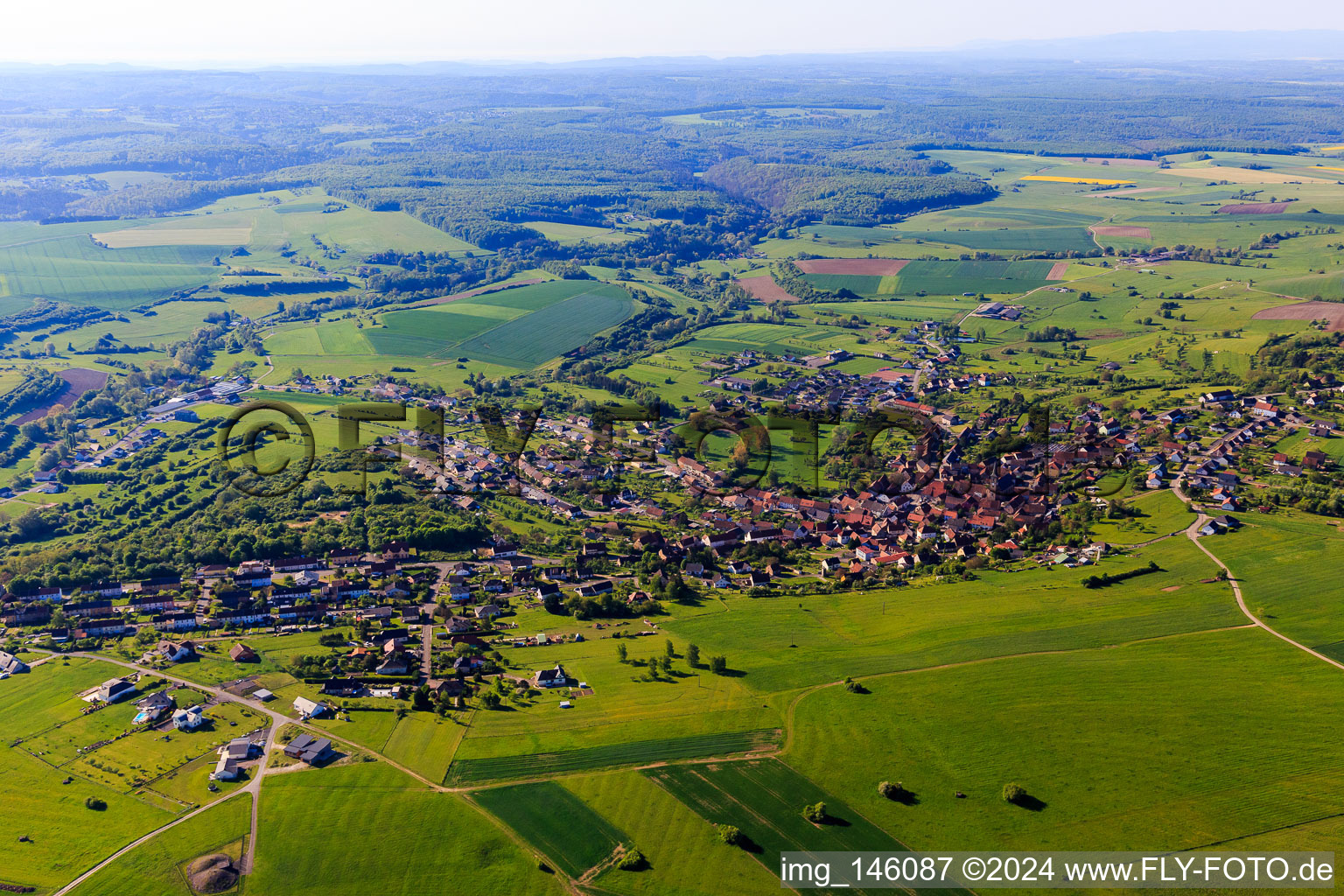 Vue aérienne de Vue matinale de la ville depuis le nord à Bining dans le département Moselle, France