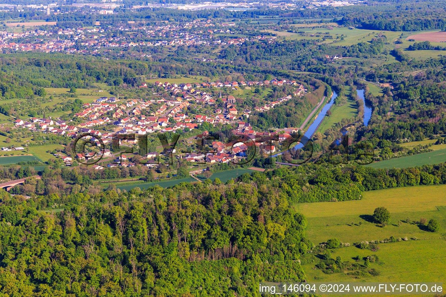 Vue aérienne de Vue de la ville sur la Sarre et du canal des houllères de la Sarre depuis le sud-est à Wittring dans le département Moselle, France