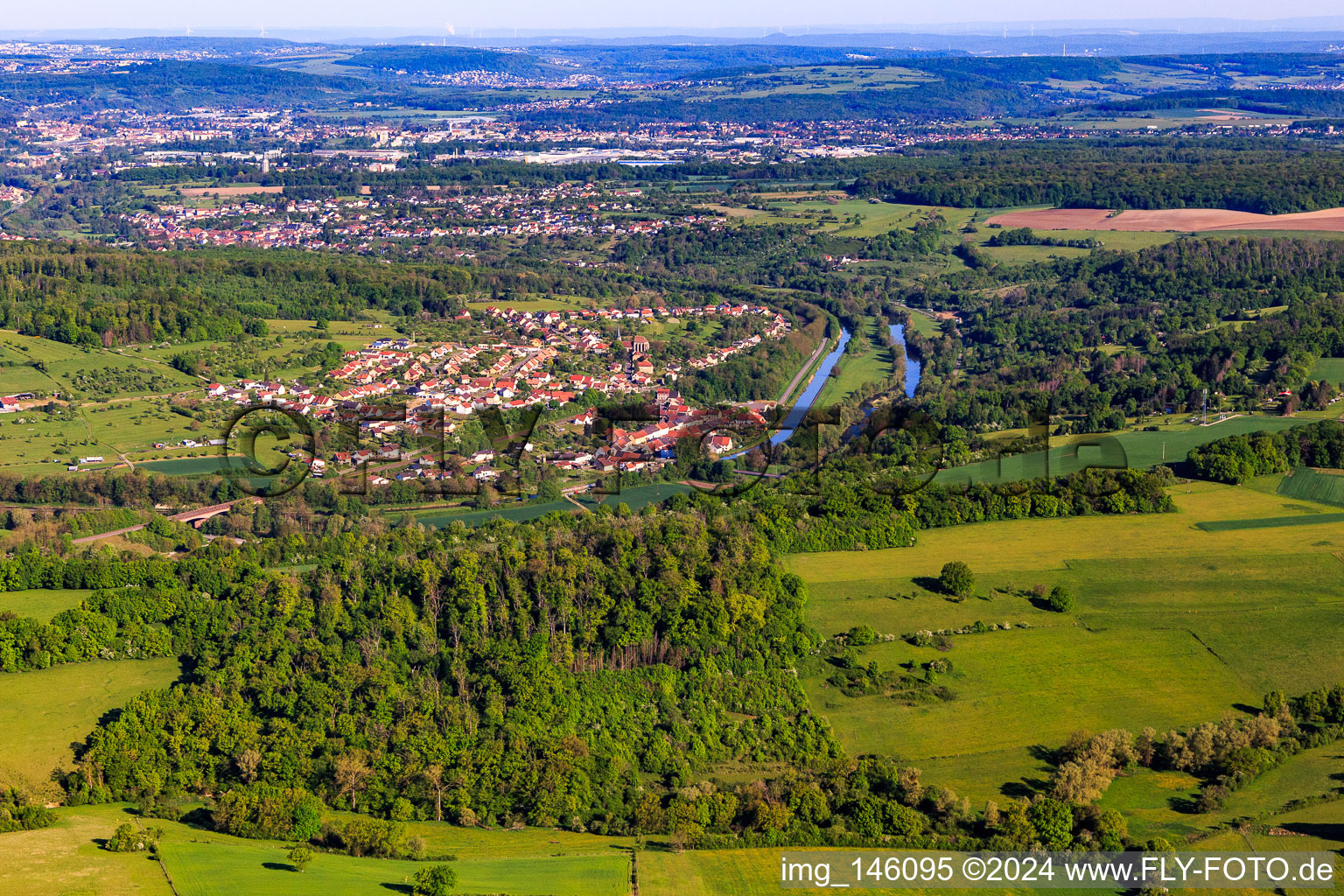 Vue aérienne de Vue de la ville sur la Sarre et du canal des houllères de la Sarre depuis le sud-est à Wittring dans le département Moselle, France