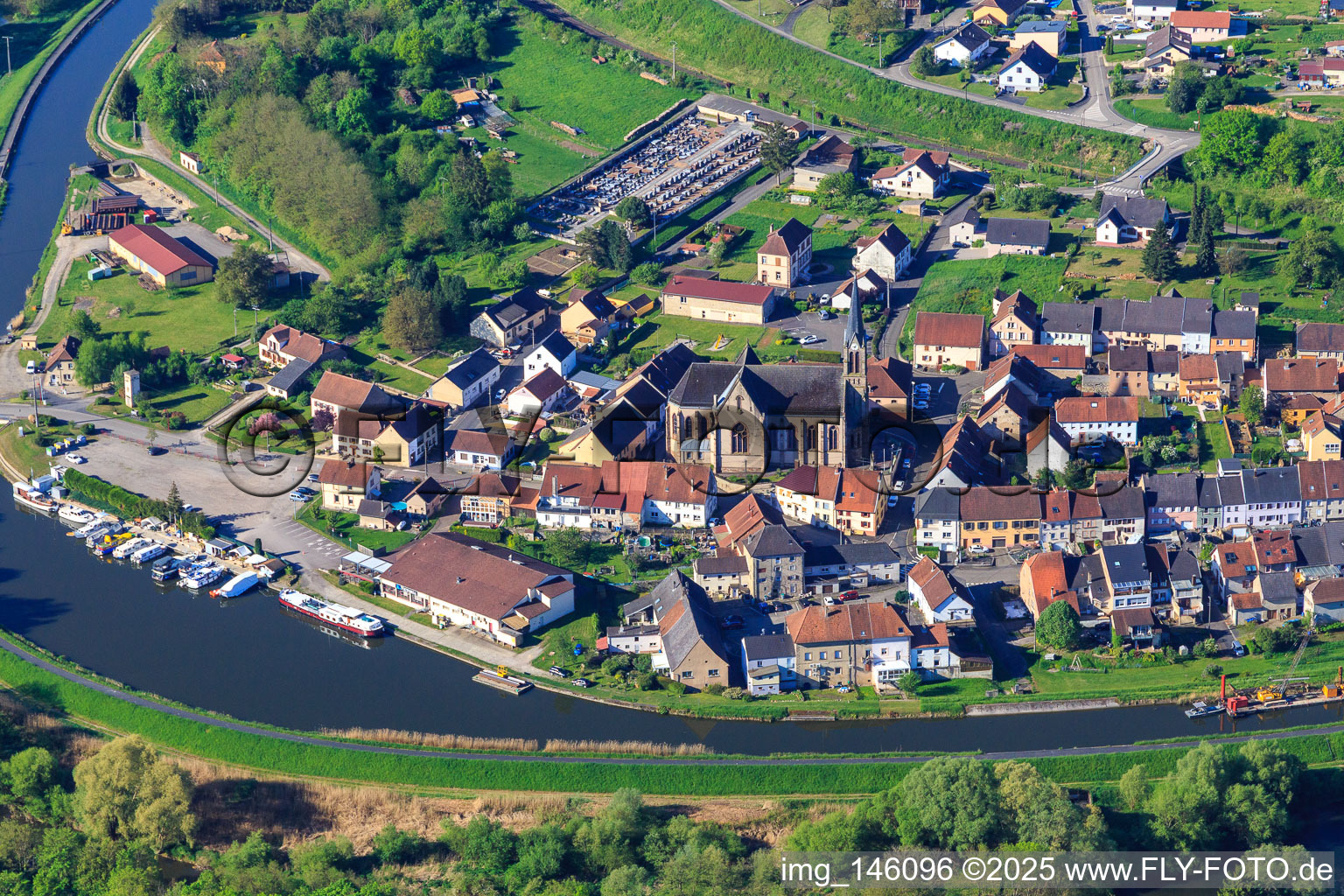 Vue aérienne de Marina Port de Plaisance de Wittring sur le Canal des houllères de la Sarre à Wittring dans le département Moselle, France