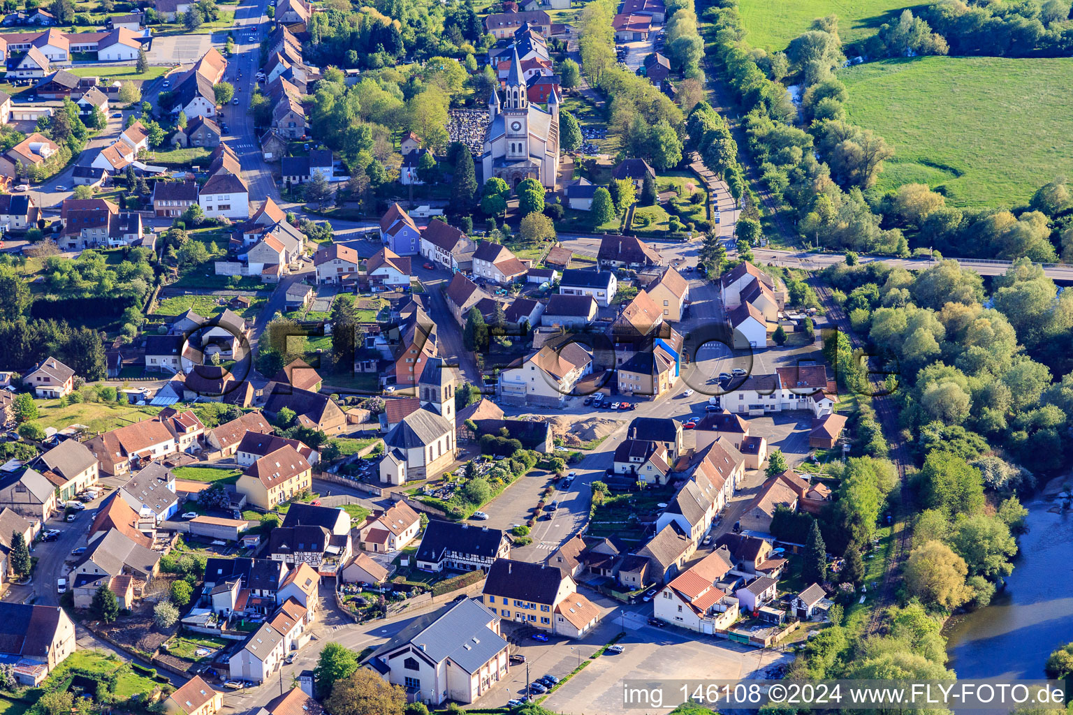 Vue aérienne de Église de la-Nativité de-Marie Herbitzheim à Herbitzheim dans le département Bas Rhin, France