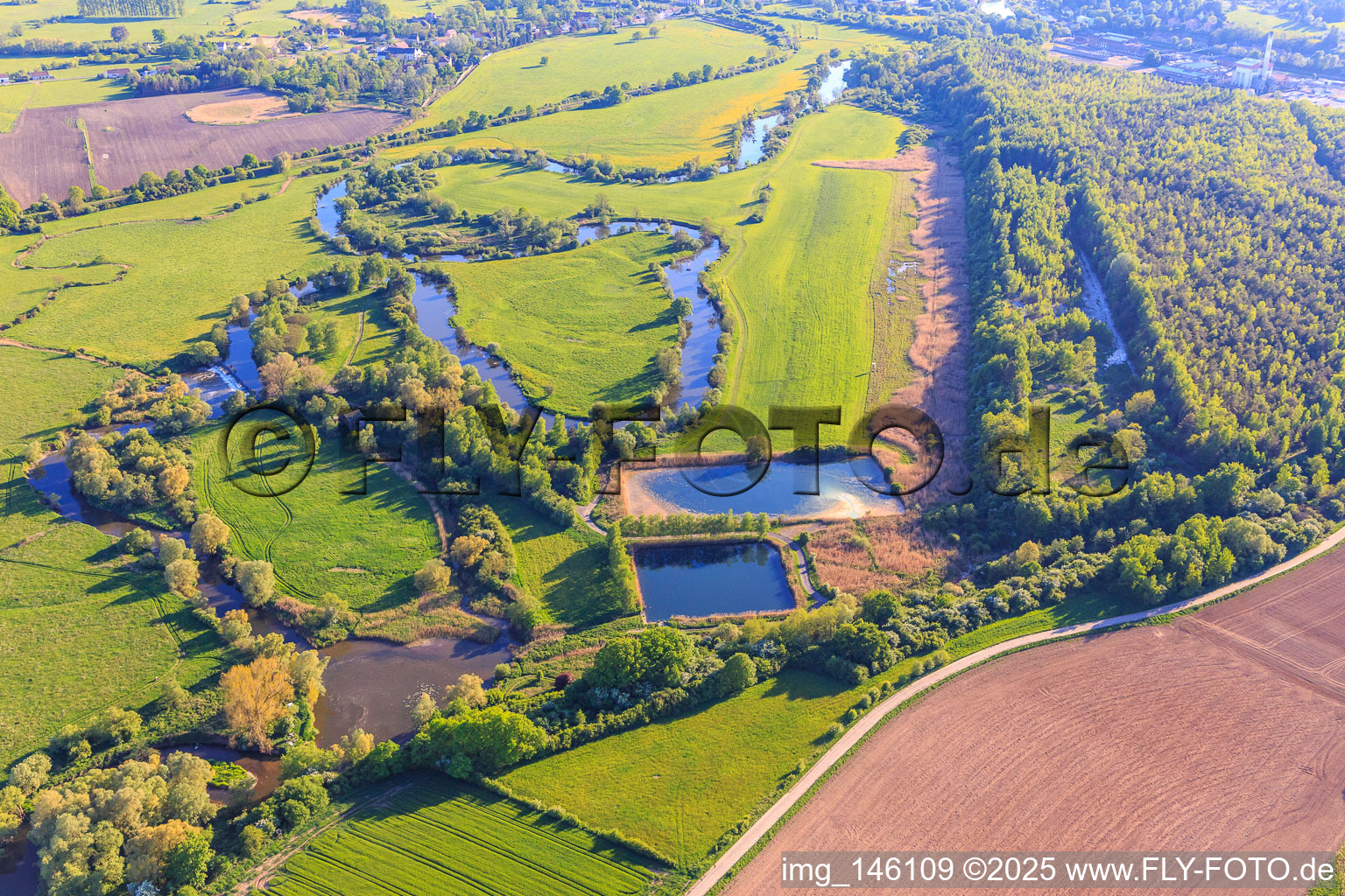 Vue aérienne de Prairies inondables le long du cours sinueux de la Sarre à Sarralbe dans le département Moselle, France