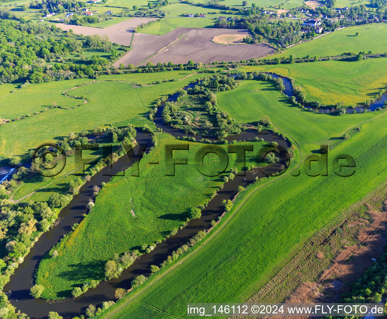 Vue aérienne de Le cours sinueux de la Sarre à Willerwald dans le département Moselle, France