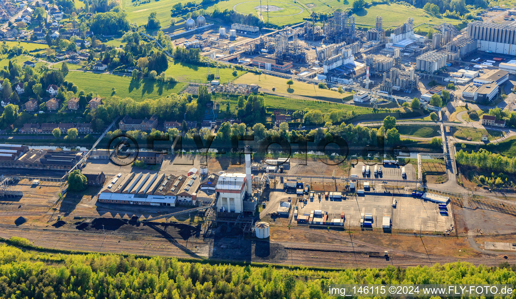 Vue aérienne de Usines chimiques d'INEOS Polymers EUROPE Sarralbe à la gare de fret à Willerwald dans le département Moselle, France