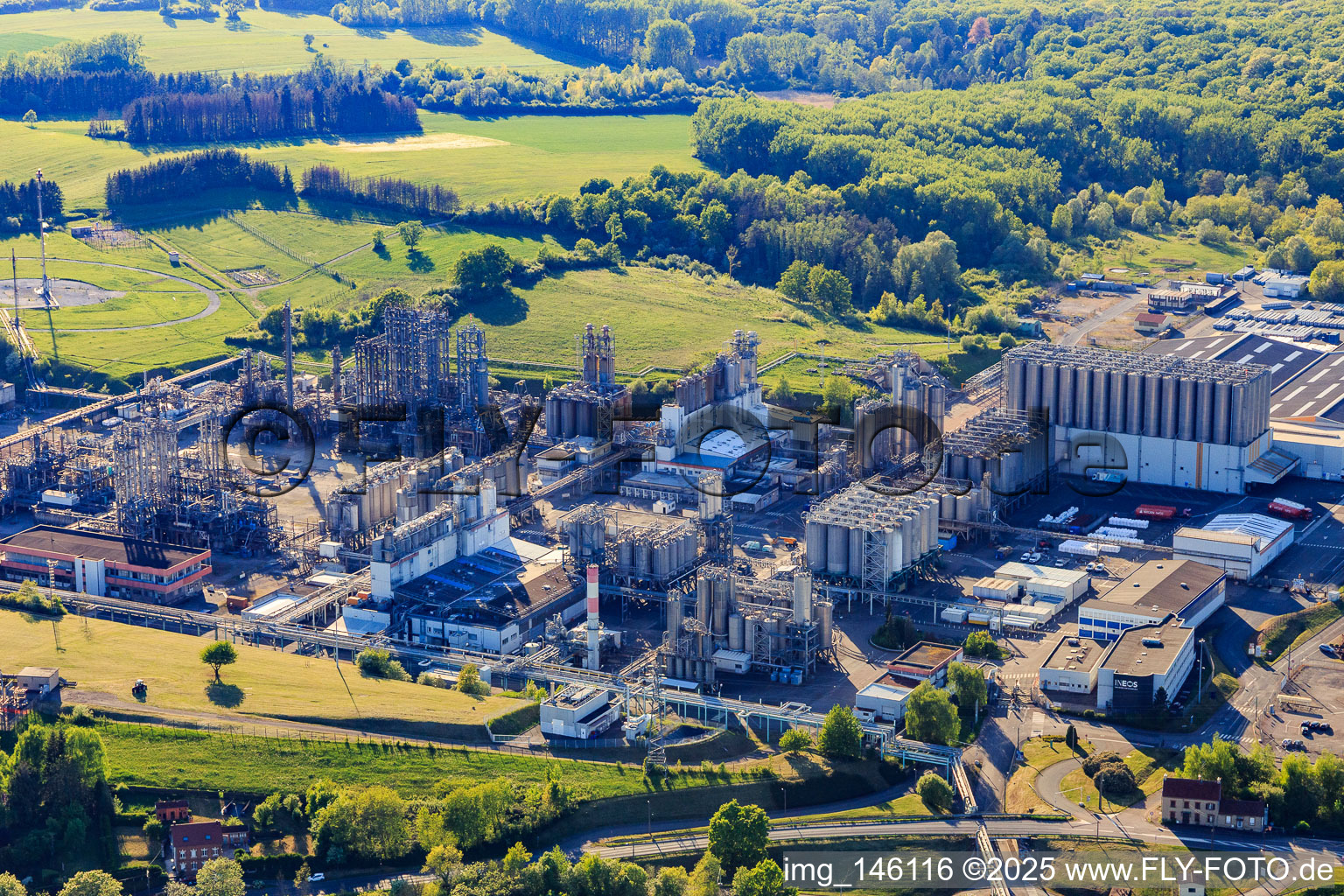 Vue aérienne de Usines chimiques d'INEOS Polymers Sarralbe à la gare de fret à Sarralbe dans le département Moselle, France