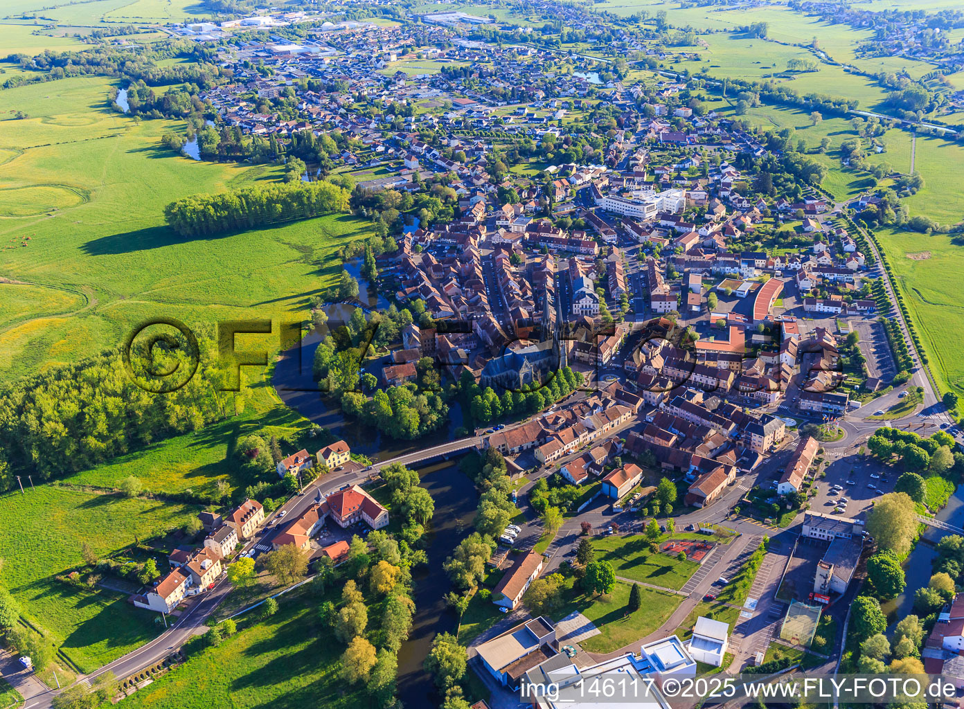 Vue aérienne de Aperçu des villes du nord à Sarralbe dans le département Moselle, France