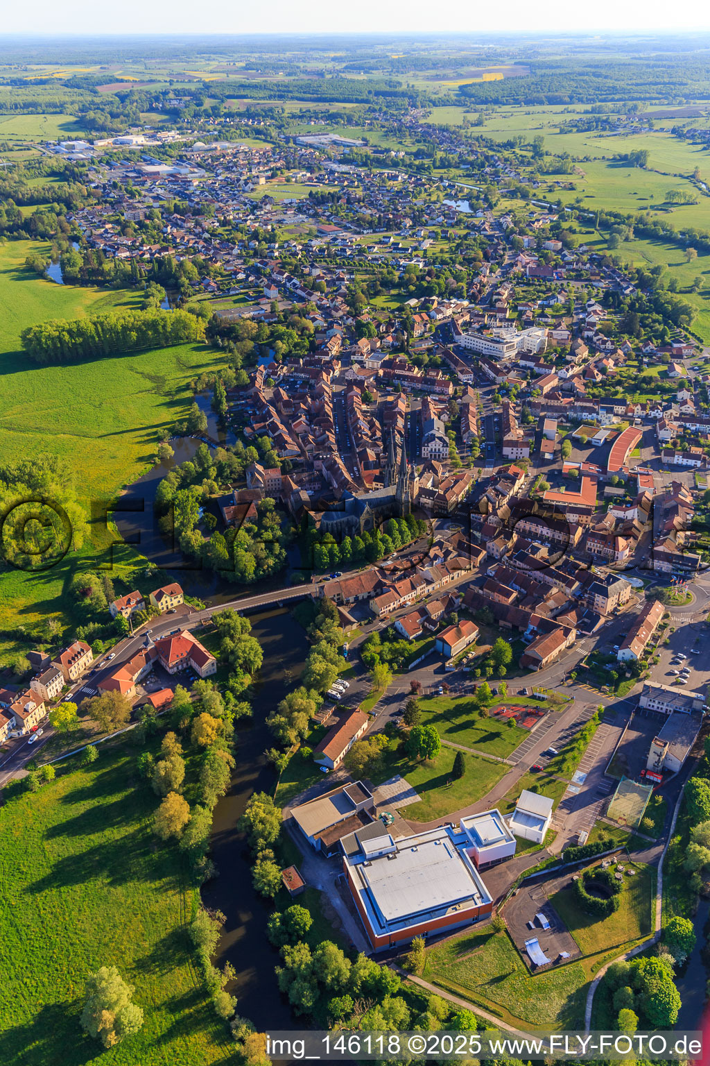 Vue aérienne de Aperçu des villes du nord à Sarralbe dans le département Moselle, France