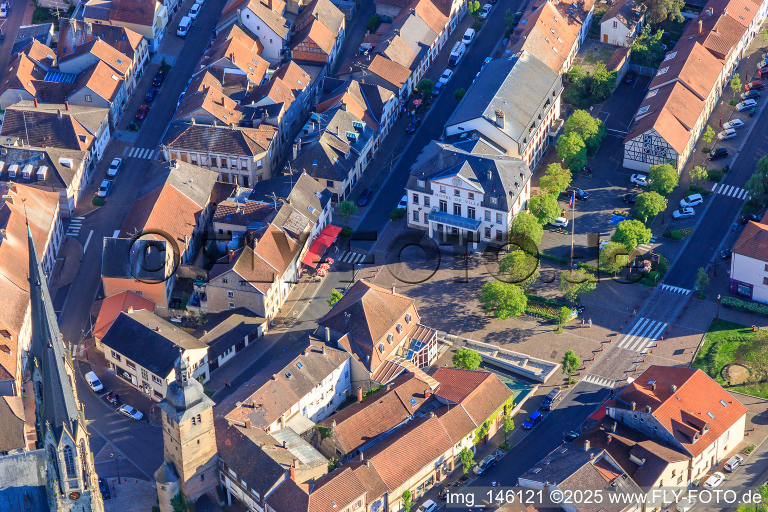 Vue aérienne de L'hôtel de ville à Sarralbe dans le département Moselle, France