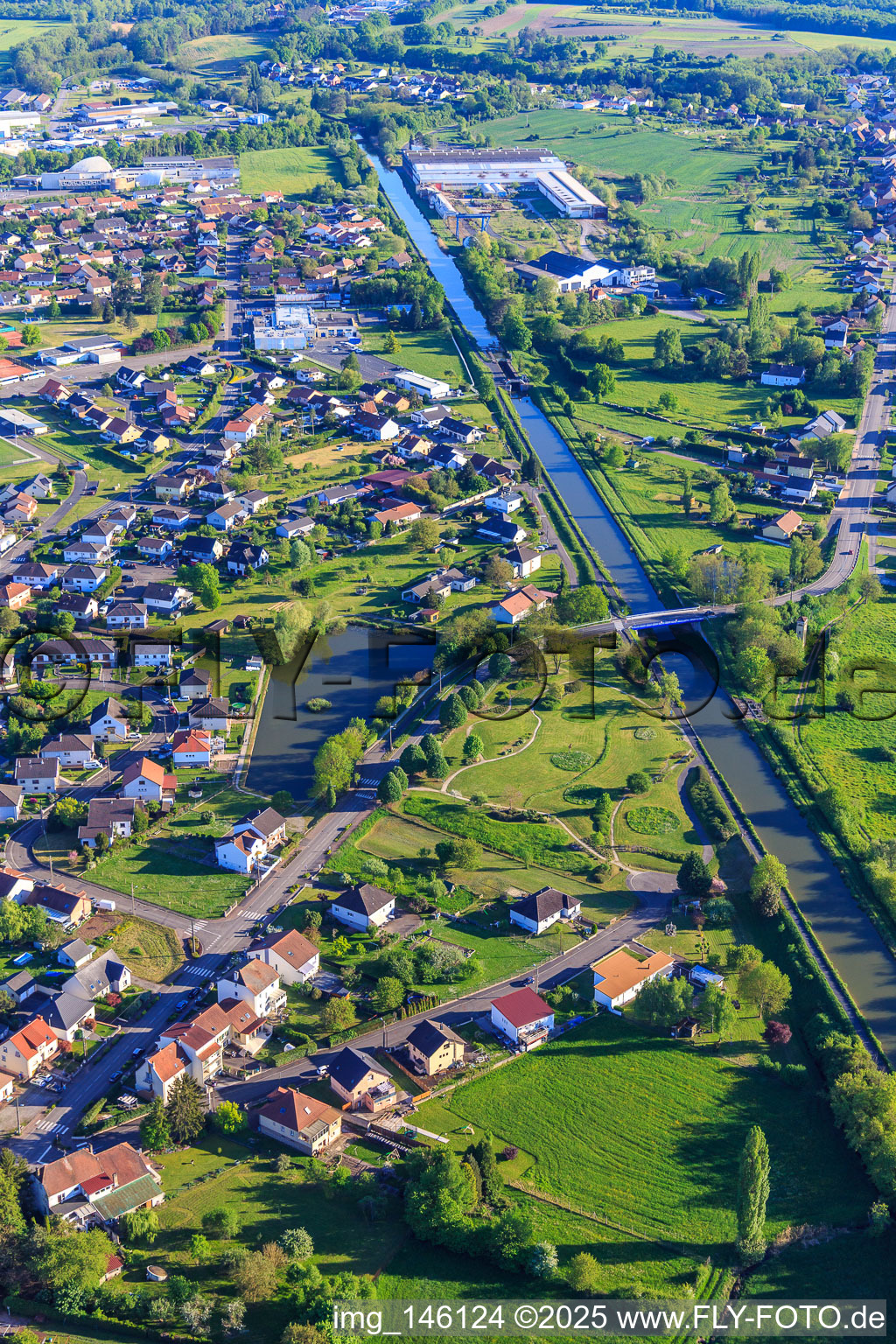 Vue aérienne de Ecluse N°19 sur le Canal des Houllères de la Sarre à Sarralbe dans le département Moselle, France