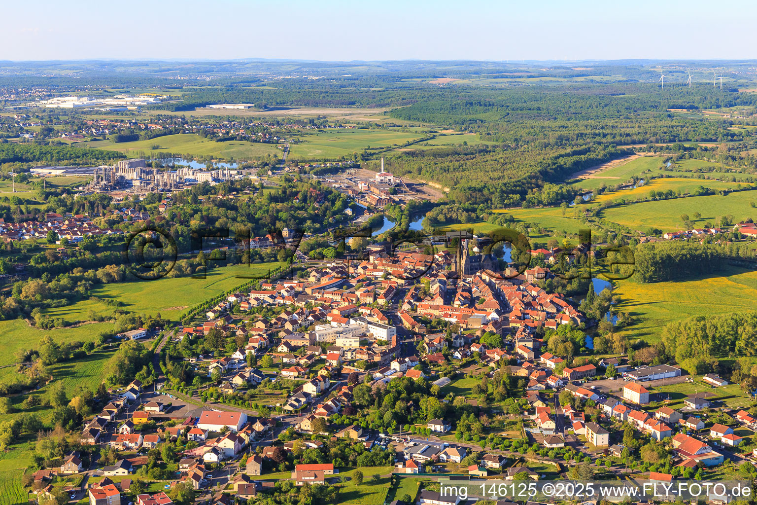 Vue aérienne de Vue de la ville depuis le sud à Sarralbe dans le département Moselle, France