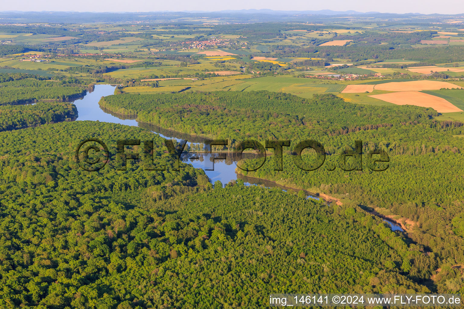 Vue aérienne de Gemein Weiher et Lang Weiher dans la forêt à Fénétrange dans le département Moselle, France
